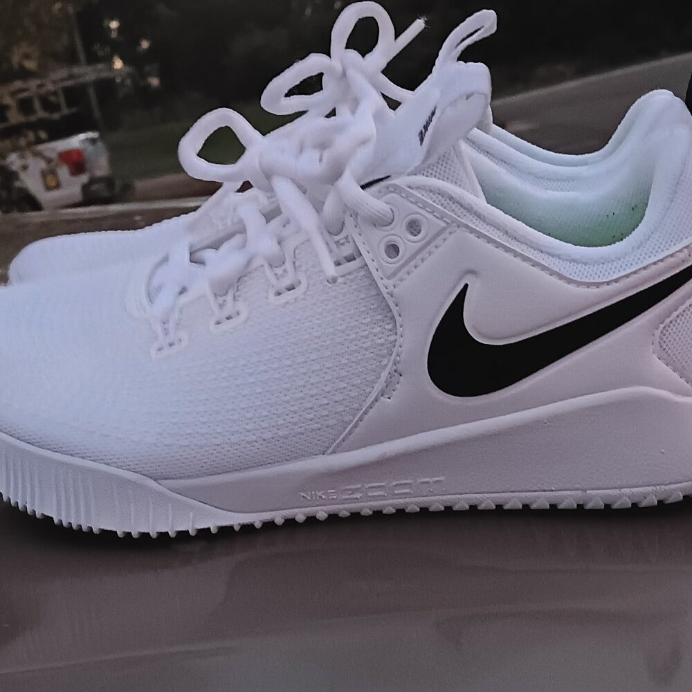 Women's Nike Zoom stylish white/black shoes